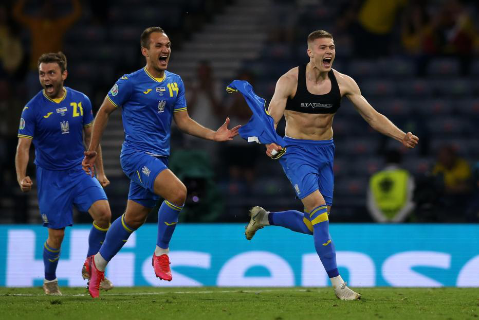 舍甫琴科和队员用“维京战吼”与现场乌克兰队球迷共同分享胜利的喜悦
